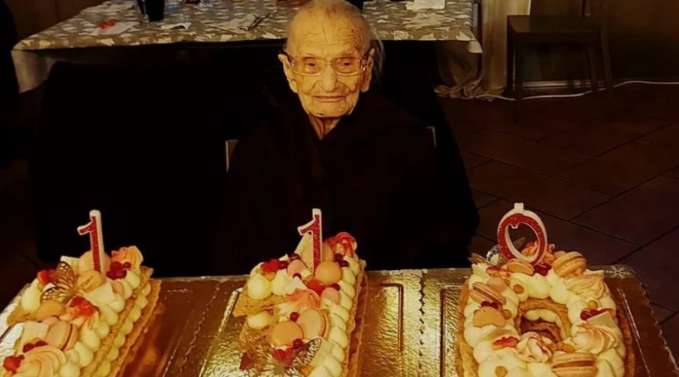 开云体育在线-110岁罗马老球迷：我对罗马的信仰是永恒的，感谢你一直陪伴我们