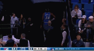 开云官网-这球够硬！恩比德顶翻小卡特扣篮2+1 后者回更衣室