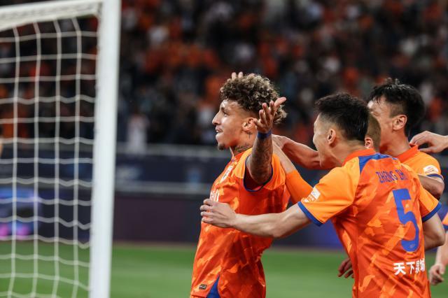 开云官网-【中超】克雷桑闪击小摩托首球 泰山4比1大胜亚泰