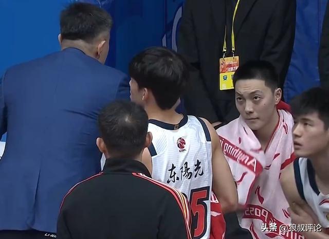 开云棋牌-人气真高！胡明轩26+4+4新赛季最佳一战 连中三分引现场粉丝狂欢